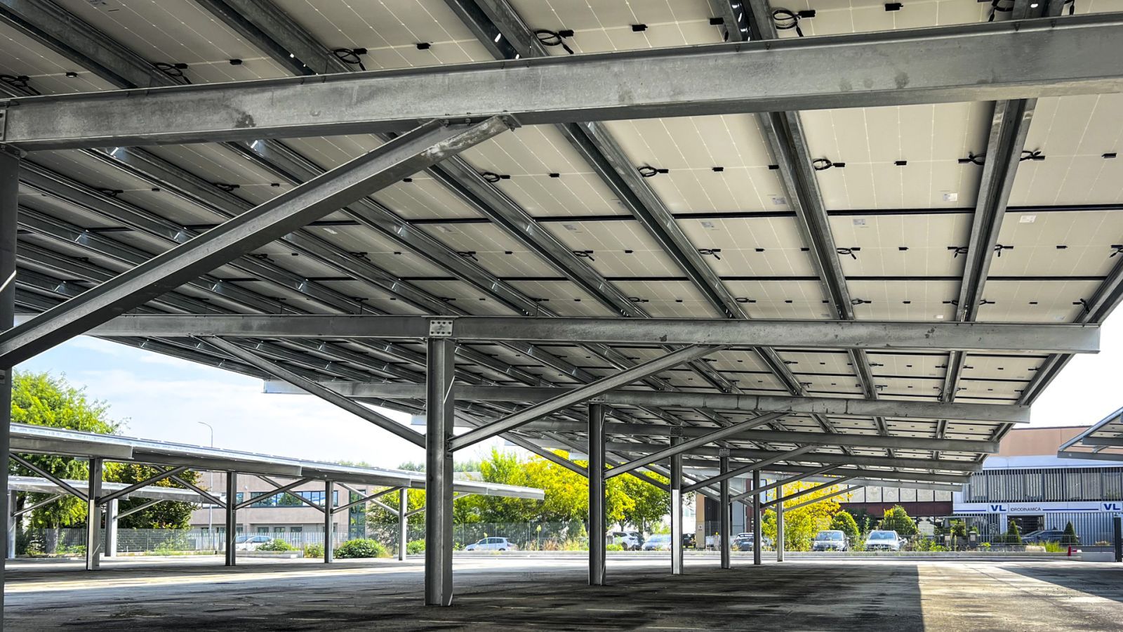 Struttura di sostegno per moduli fotovoltaici Effevi per Pagani Automobili (Pagani_automobili_-_San_cesario_sul_panaro-MO_7.jpg)