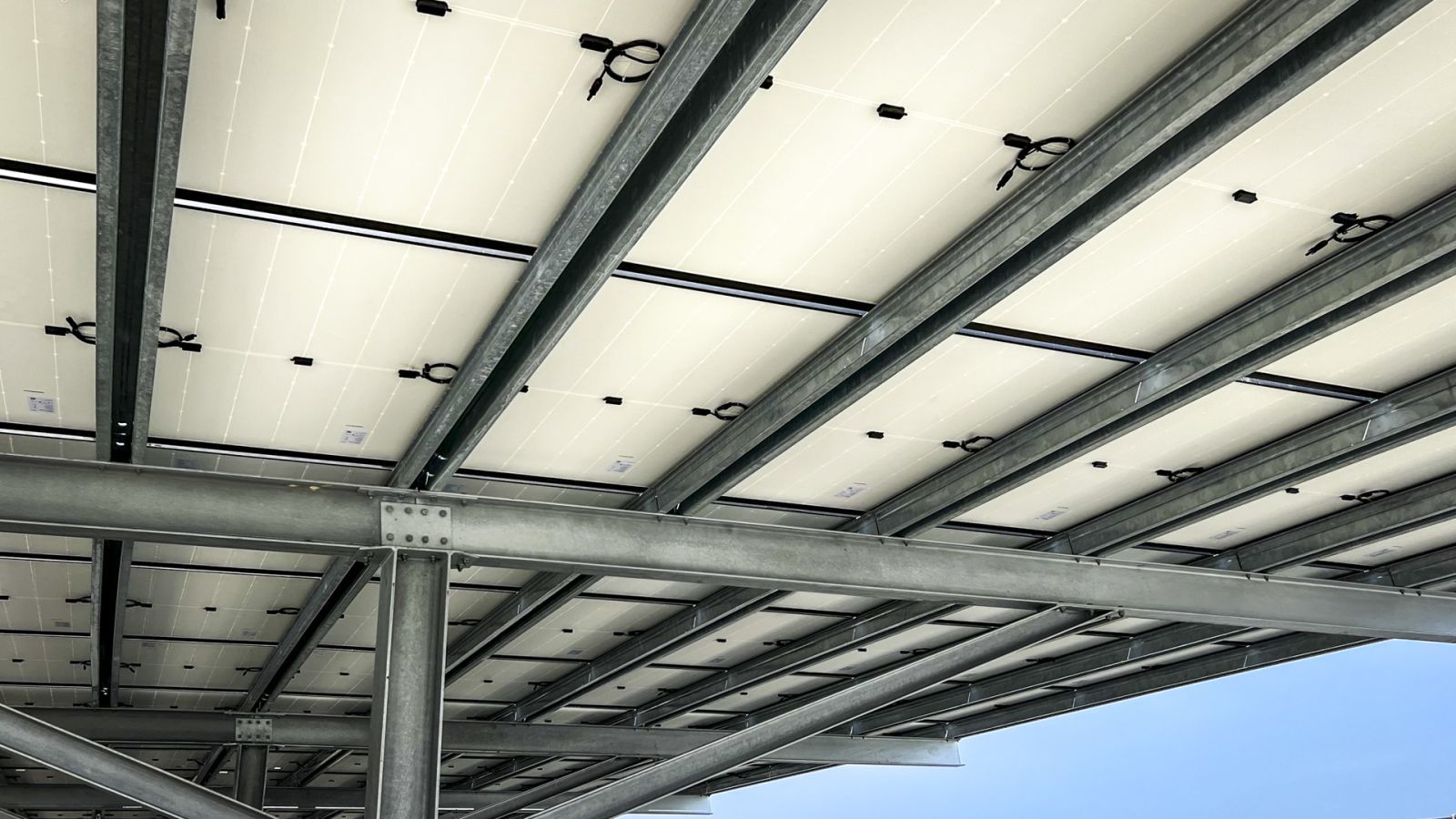 Struttura di sostegno per moduli fotovoltaici Effevi per Pagani Automobili (Pagani_automobili_-_San_cesario_sul_panaro-MO_8.jpg)