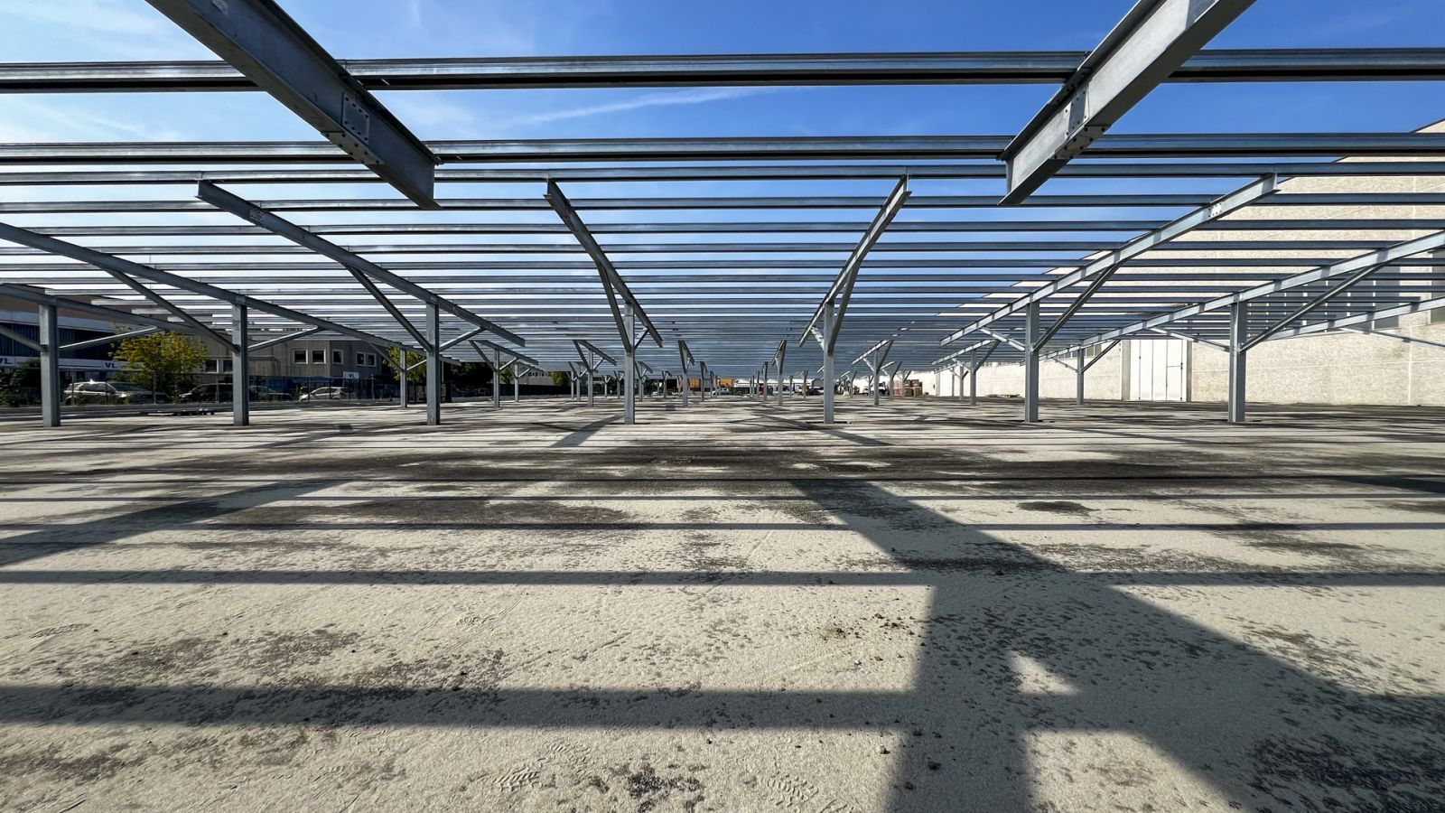 Struttura di sostegno per moduli fotovoltaici Effevi per Pagani Automobili (Pagani_automobili_-_San_cesario_sul_panaro-MO_5.jpg)