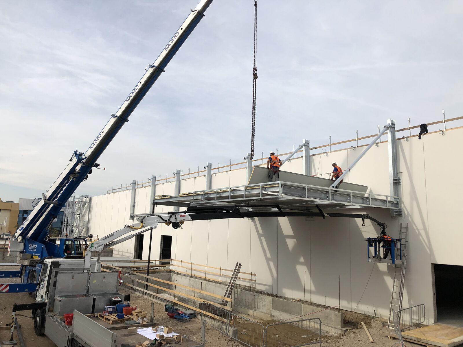 Tettoia in acciaio Effevi per Globo (102__7.JPG)