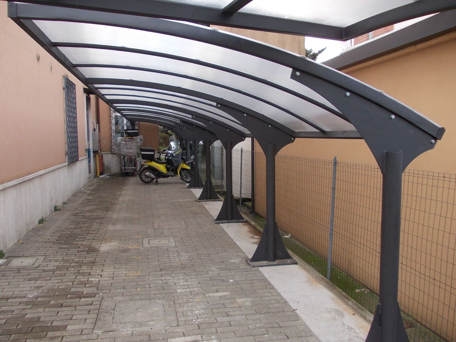 Tettoia in acciaio Effevi per Poste Italiane (107_03.JPG)