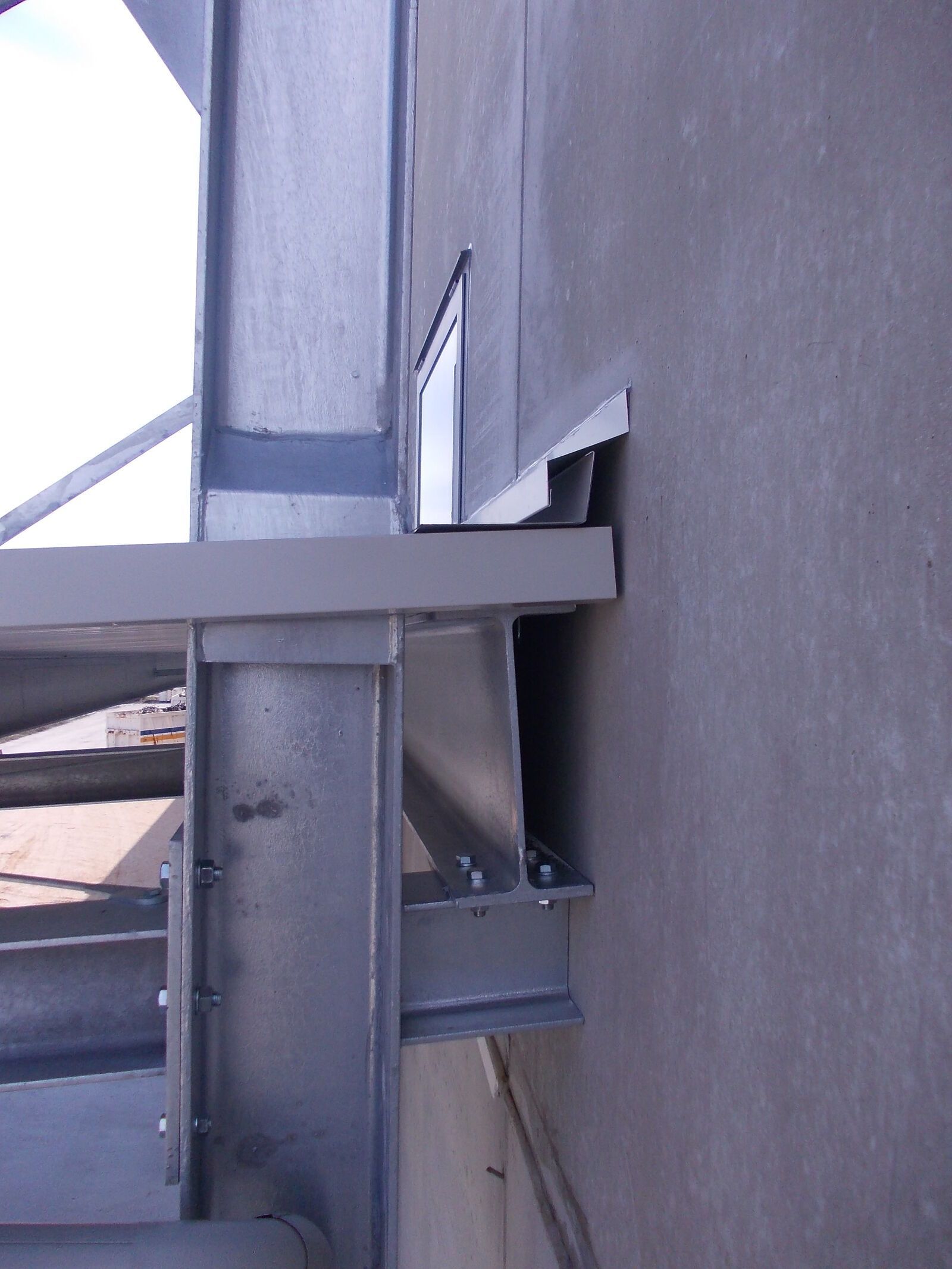 Tettoia in acciaio Effevi per L'Angolo della Ceramica (105_04.JPG)