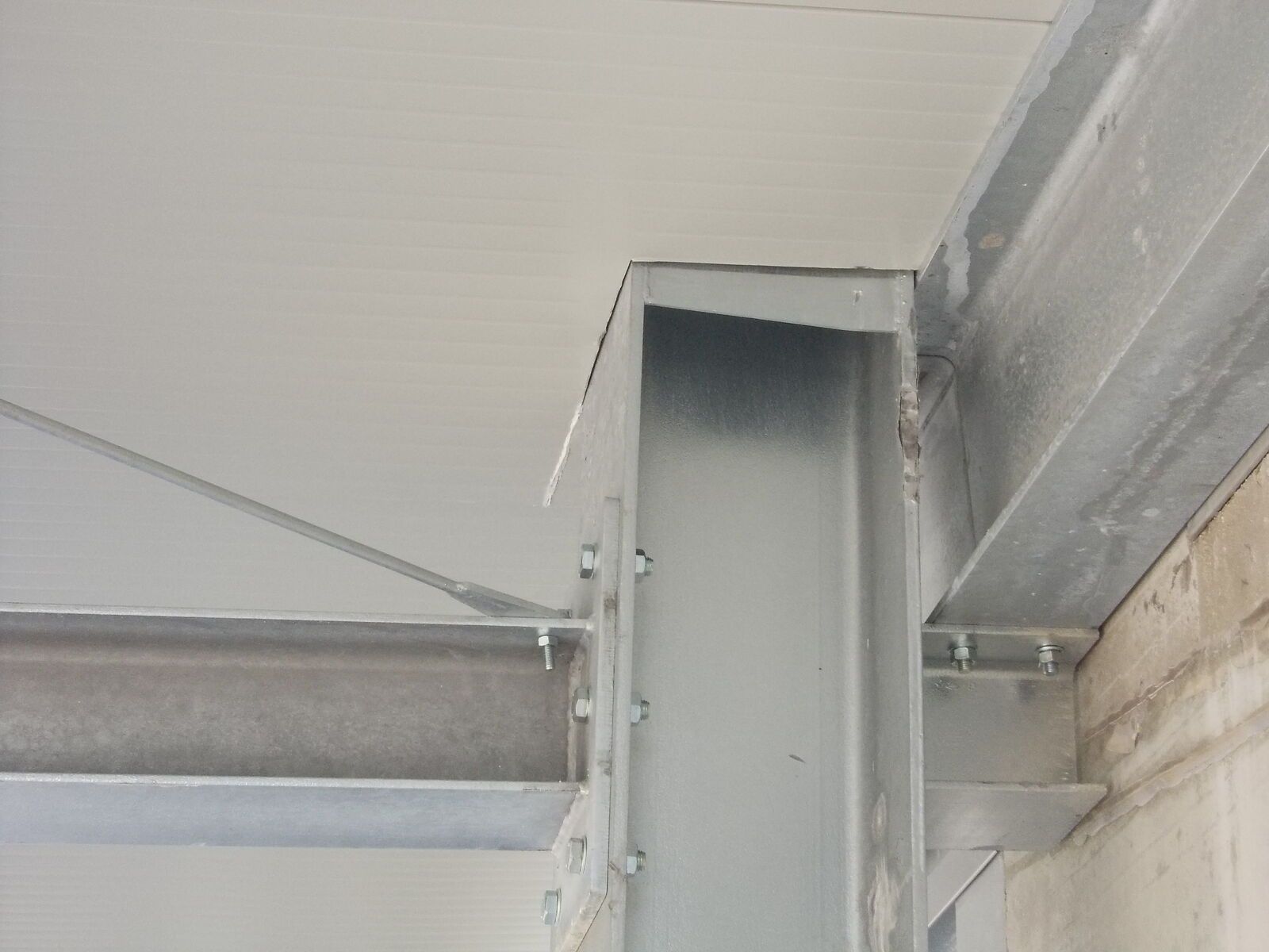 Tettoia in acciaio Effevi per L'Angolo della Ceramica (105_05.JPG)