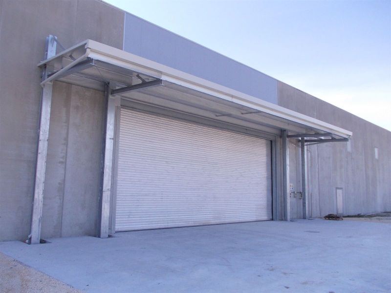 Tettoia in acciaio Effevi per L'Angolo della Ceramica