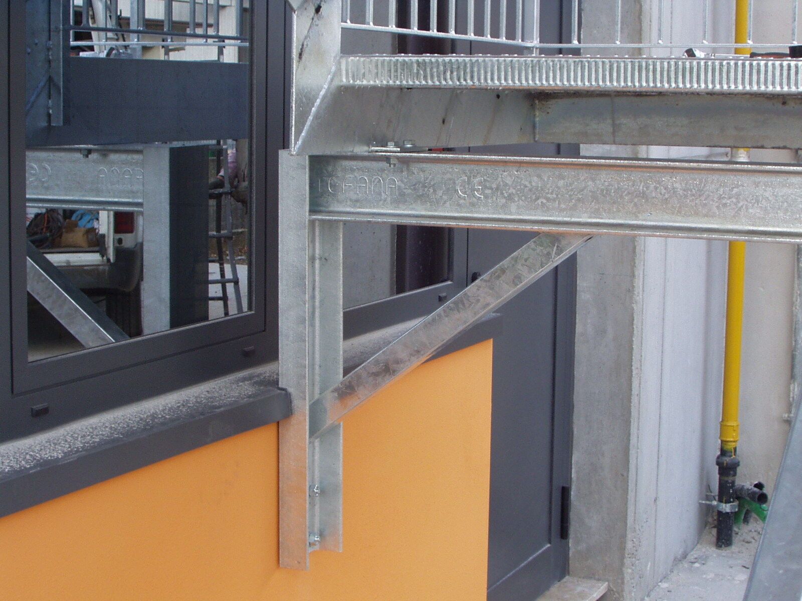 Scala di servizio industriale Effevi per Salumificio Santorso (219_01.jpg)