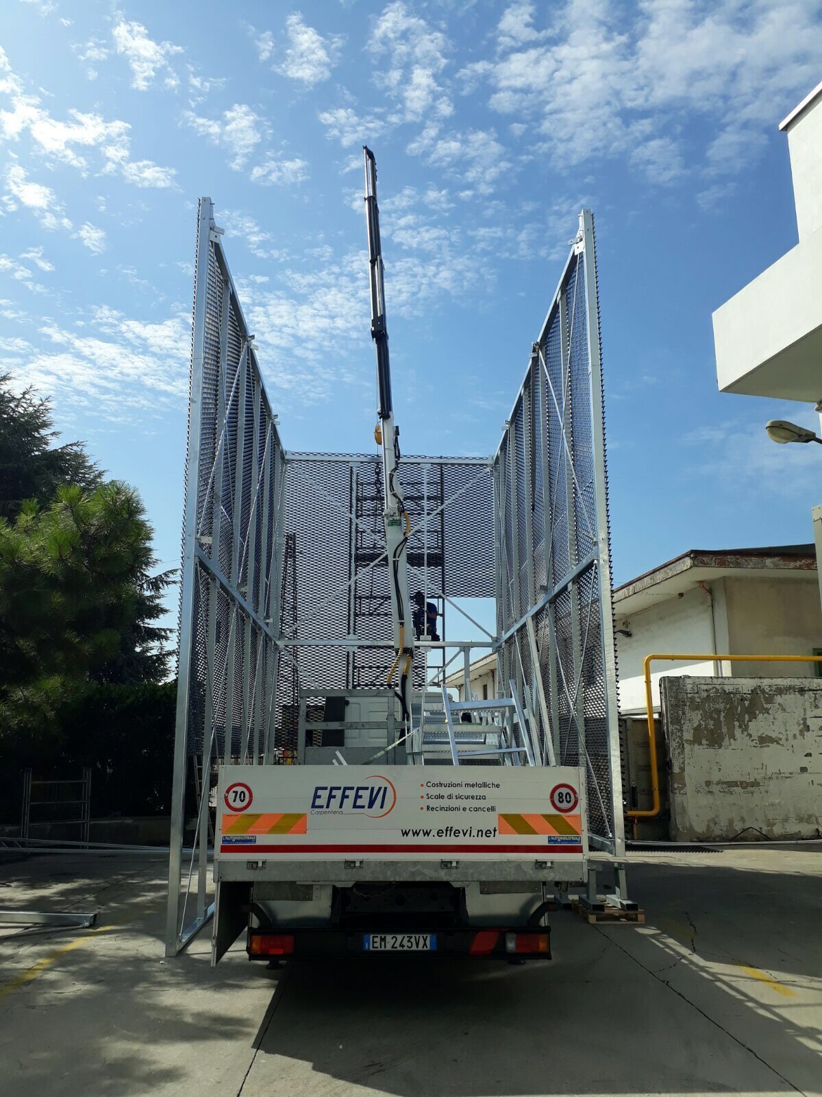Totem pubblicitario Effevi per Conceria Montebello (88__3.JPG)