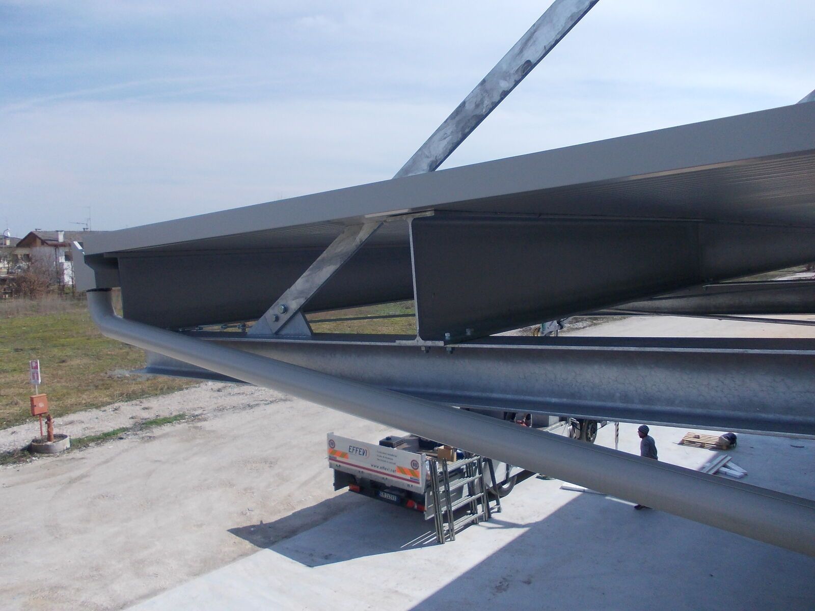 Tettoia in acciaio Effevi per L'Angolo della Ceramica (105_03.JPG)