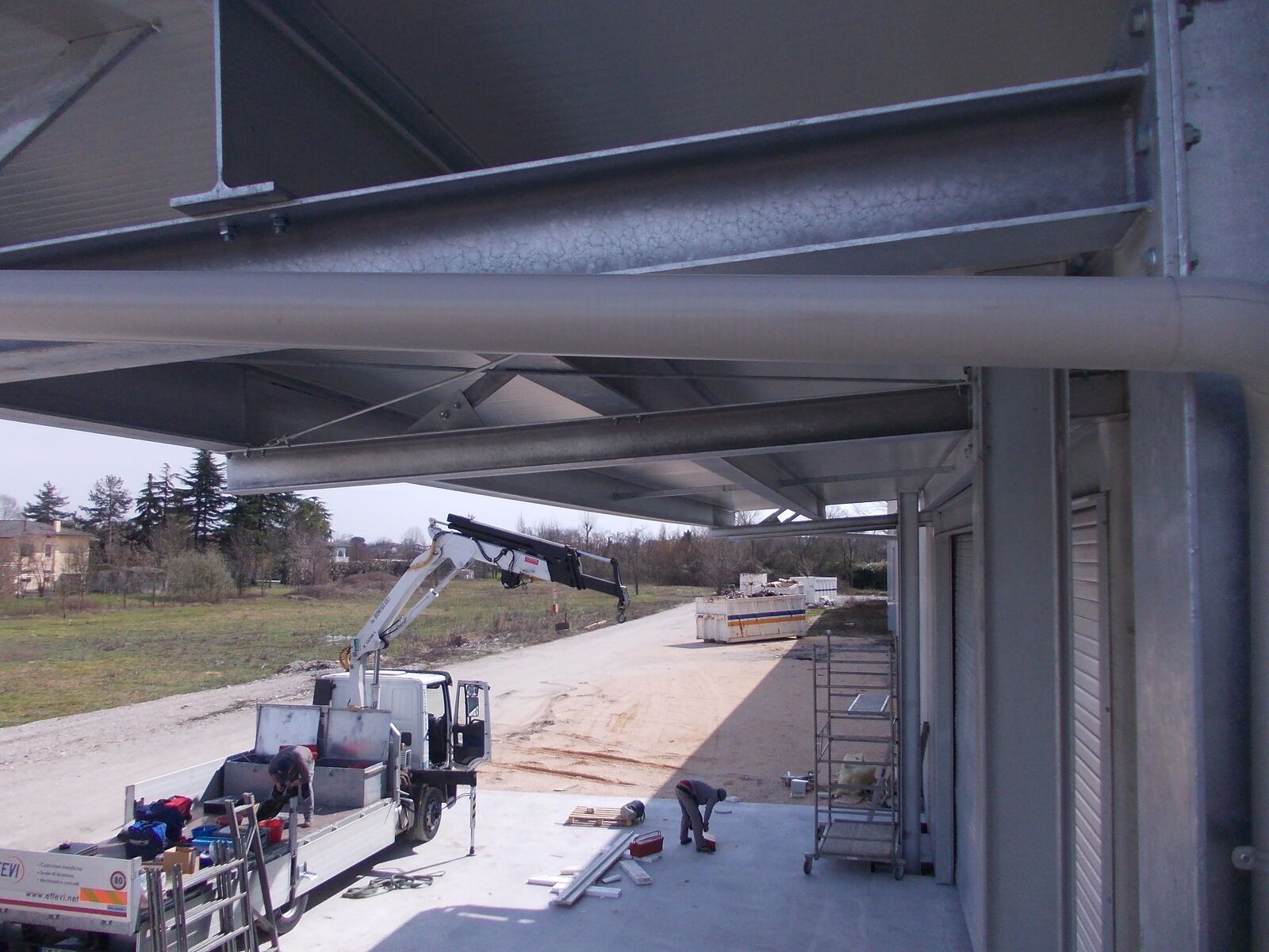 Tettoia in acciaio Effevi per L'Angolo della Ceramica (105_02.JPG)