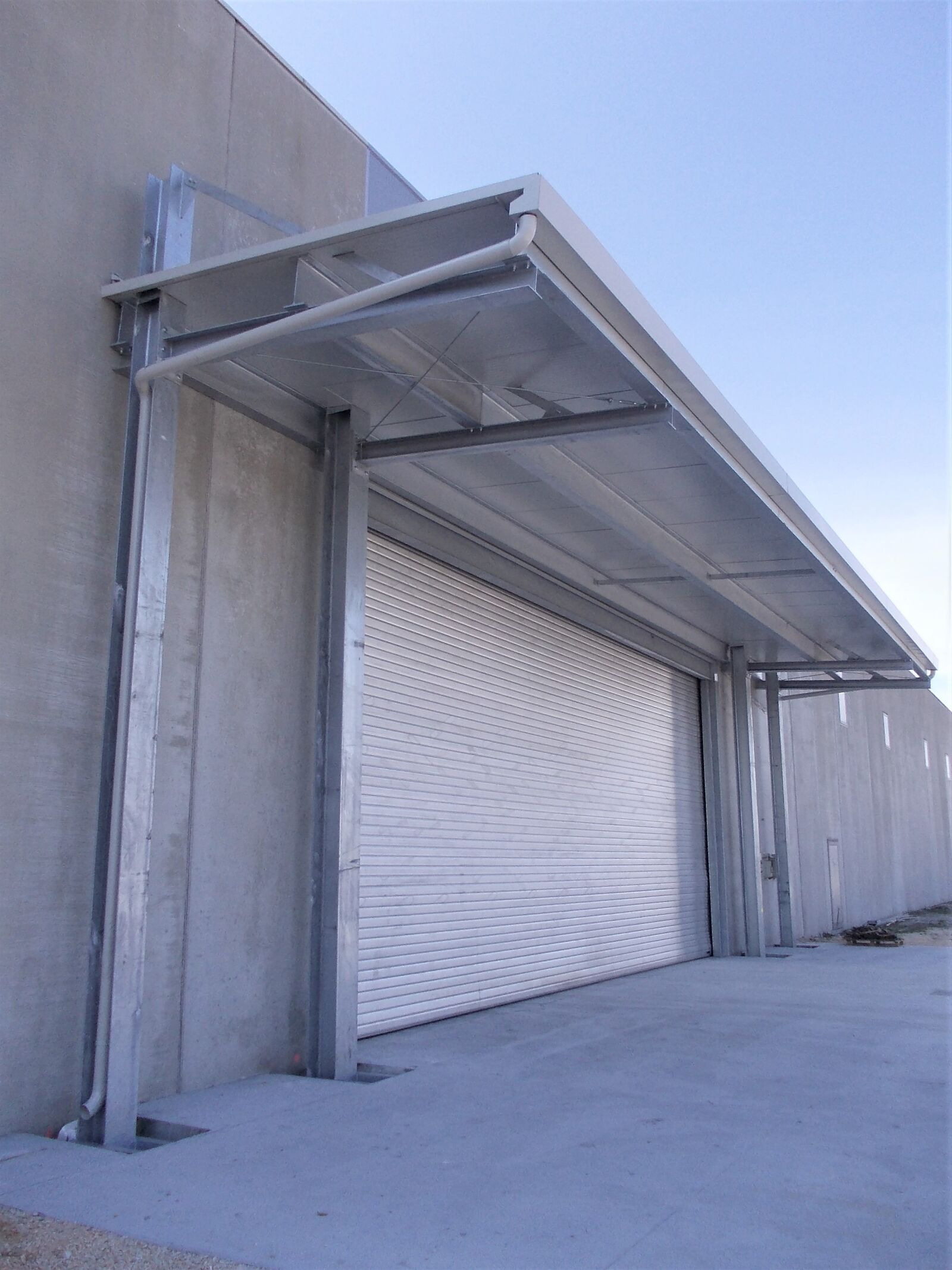 Tettoia in acciaio Effevi per L'Angolo della Ceramica (105_10.JPG)