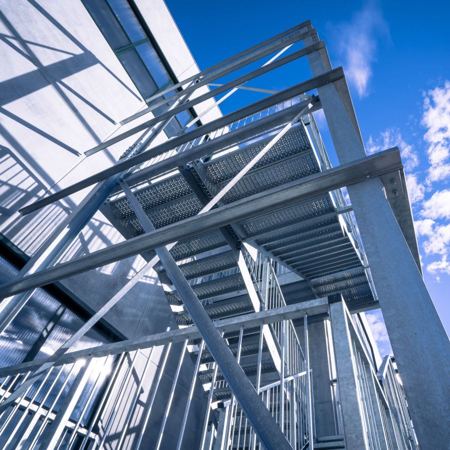 Realizzazione di due scale secondo criteri di mitigazione ambientale