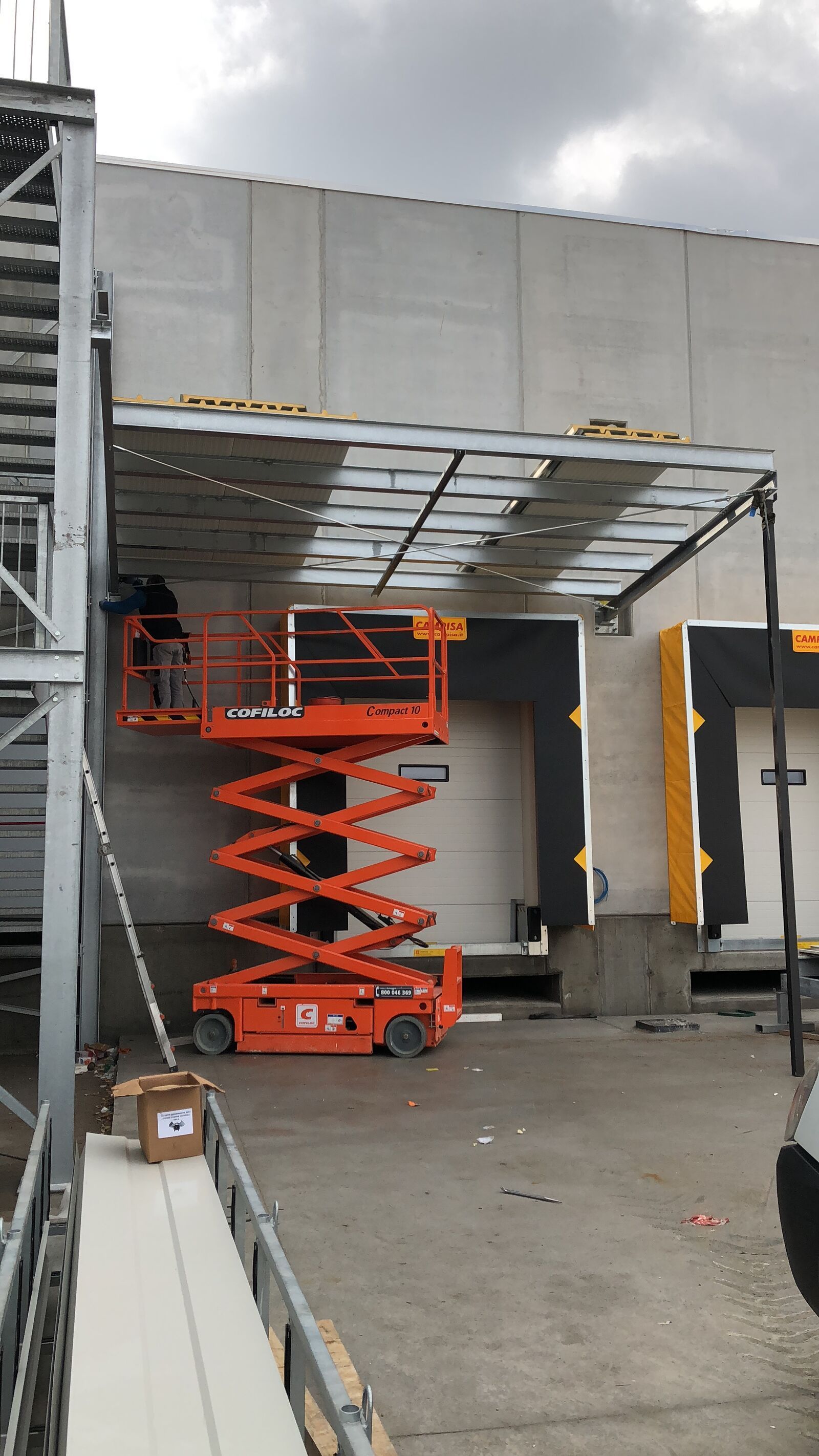 Tettoia in acciaio Effevi per Pregis (108_01.JPG)